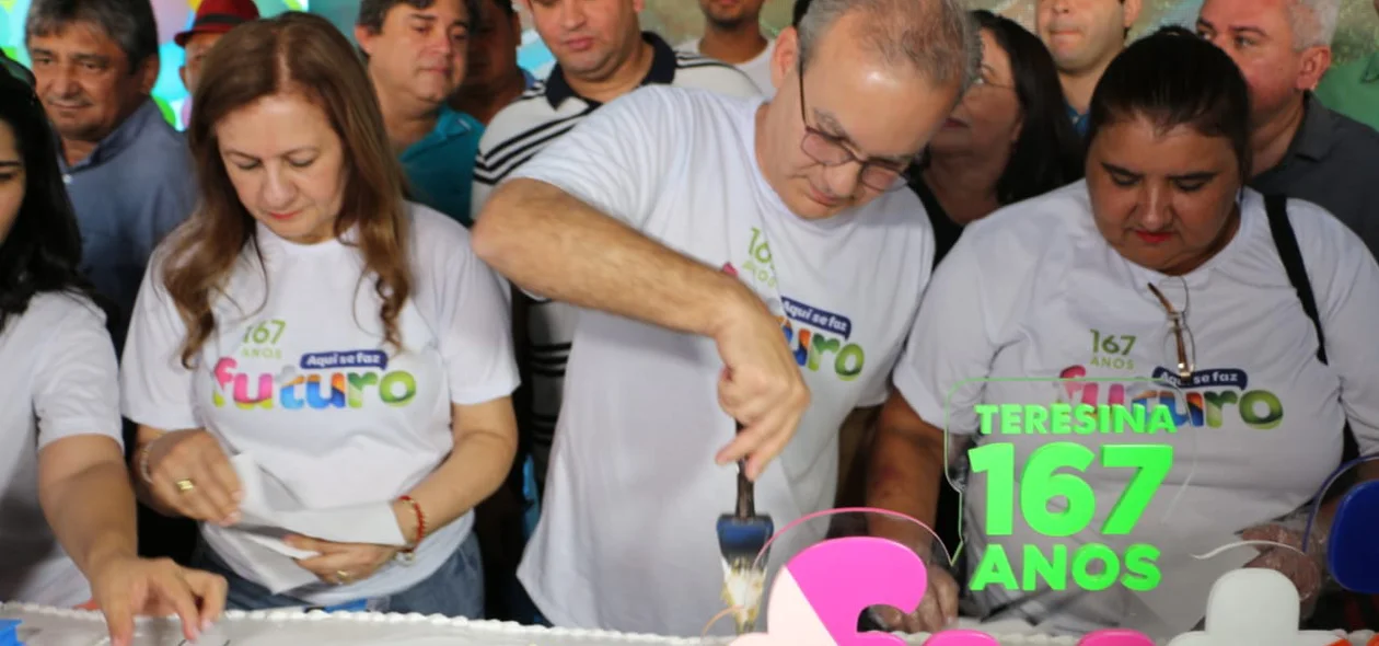 Firmino Filho corta o bolo