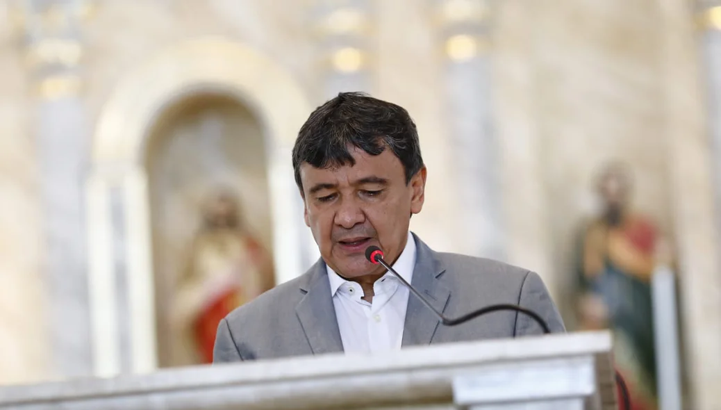 Governador Wellington Dias durante missa do aniversário de Teresina