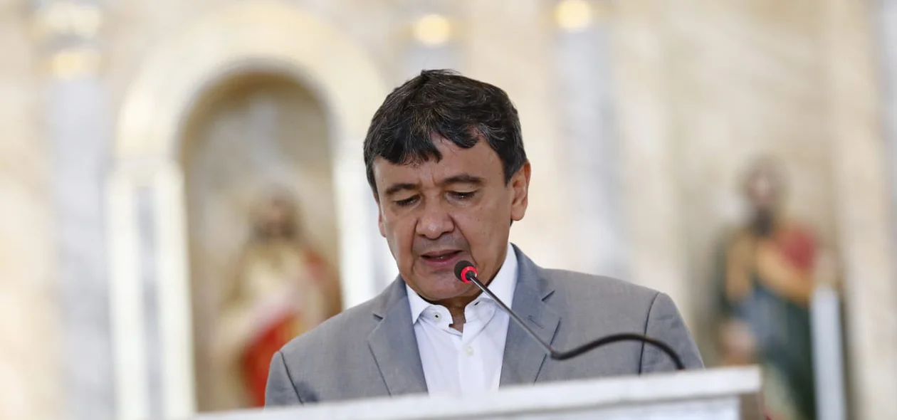 Governador Wellington Dias durante missa do aniversário de Teresina