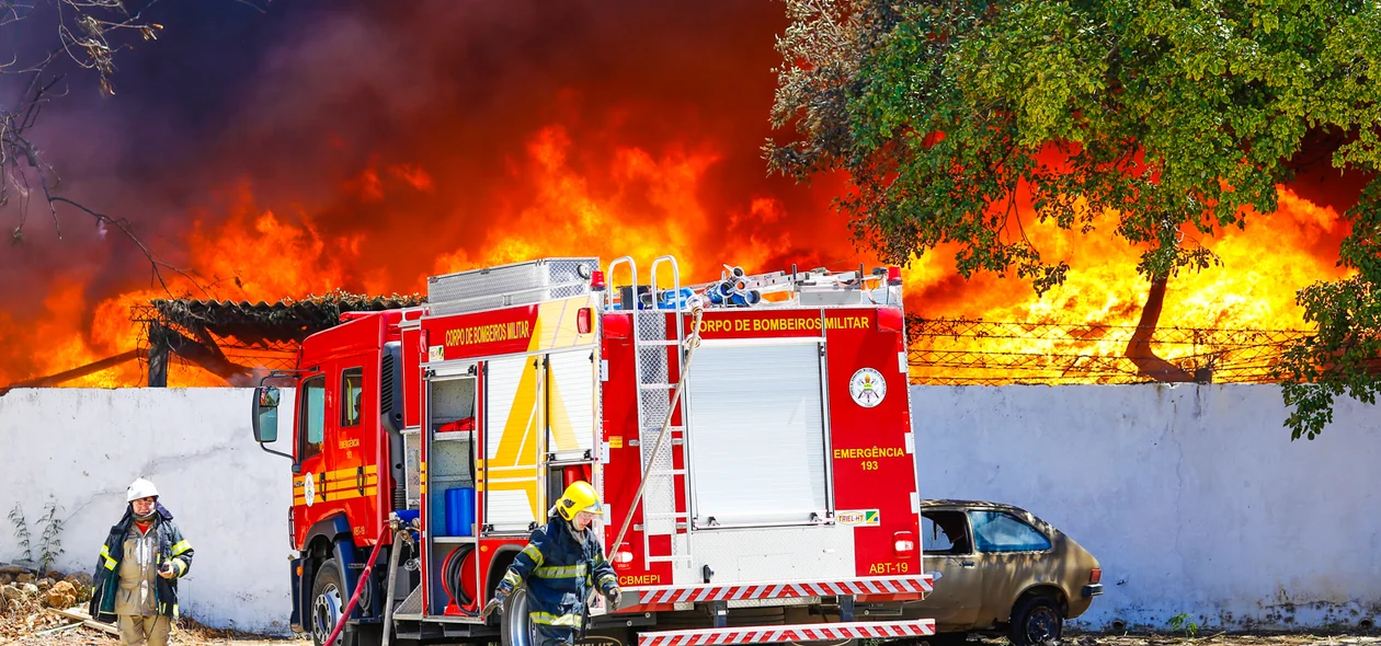 Guarnição do Corpo de Bombeiros durante a contenção das chamas