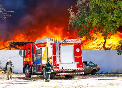 Guarnição do Corpo de Bombeiros durante a contenção das chamas