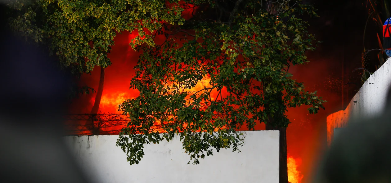 Incêndio em fábrica de borracha na zona sul da Capital