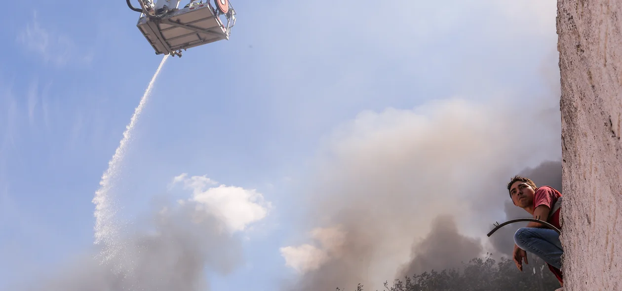 Morador acompanhando o incêndio 