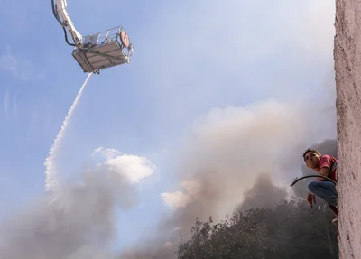 Morador acompanhando o incêndio 