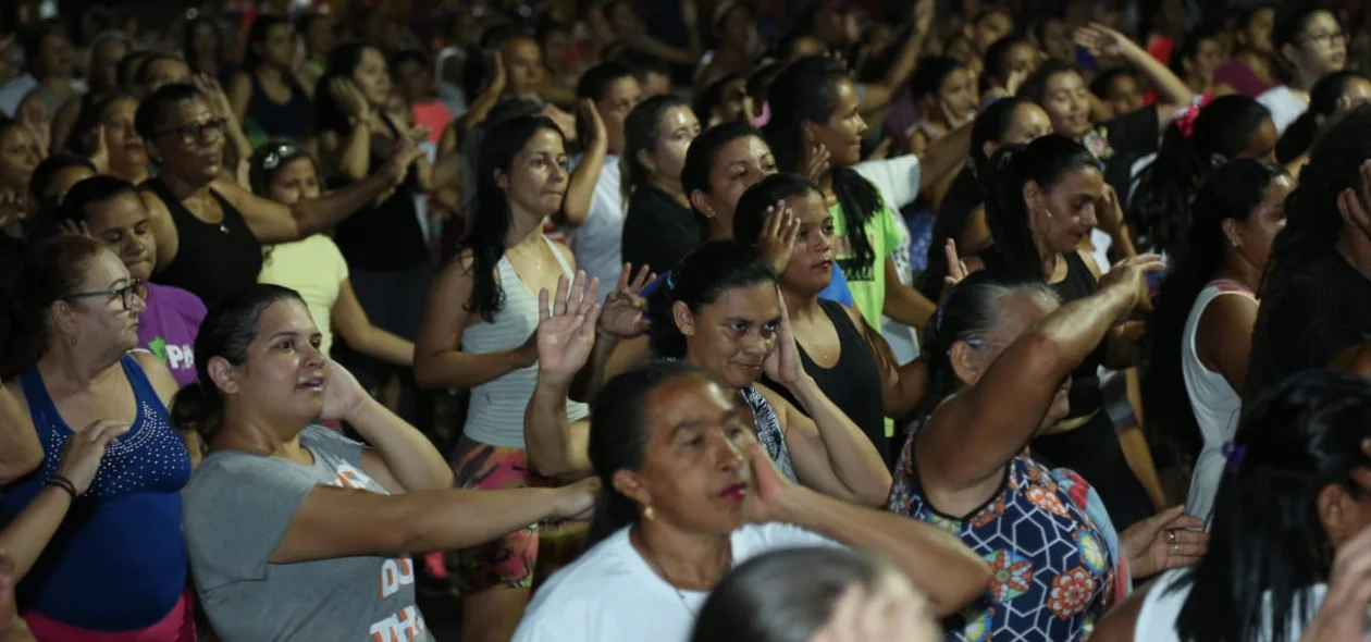 Muita animação na aula de zumba em Altos 