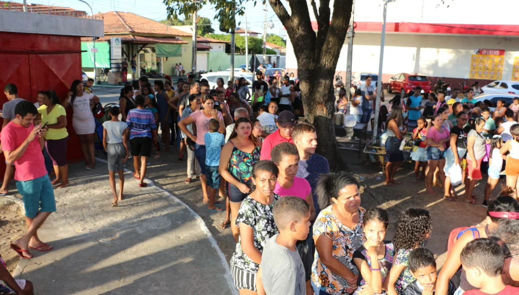 População fez fila para receber um pedaço do bolo