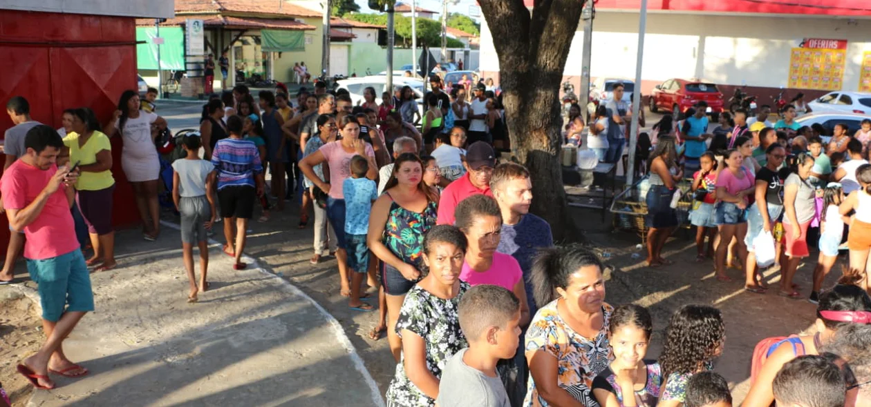 População fez fila para receber um pedaço do bolo