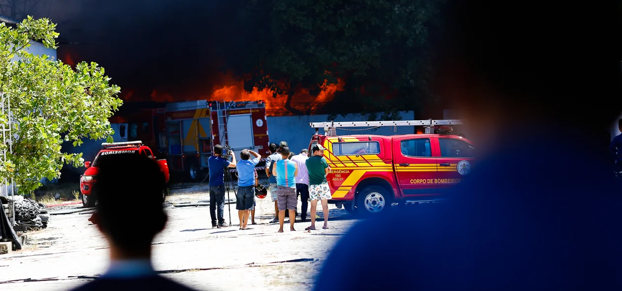 Populares acompanhado o trabalho dos bombeiros