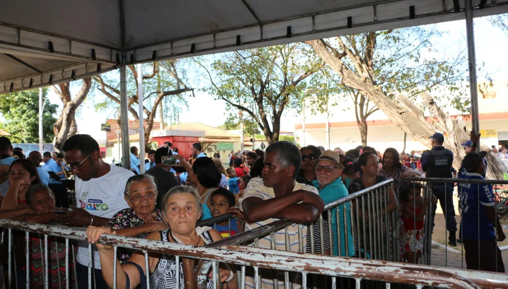 Populares aguardando o corte do bolo