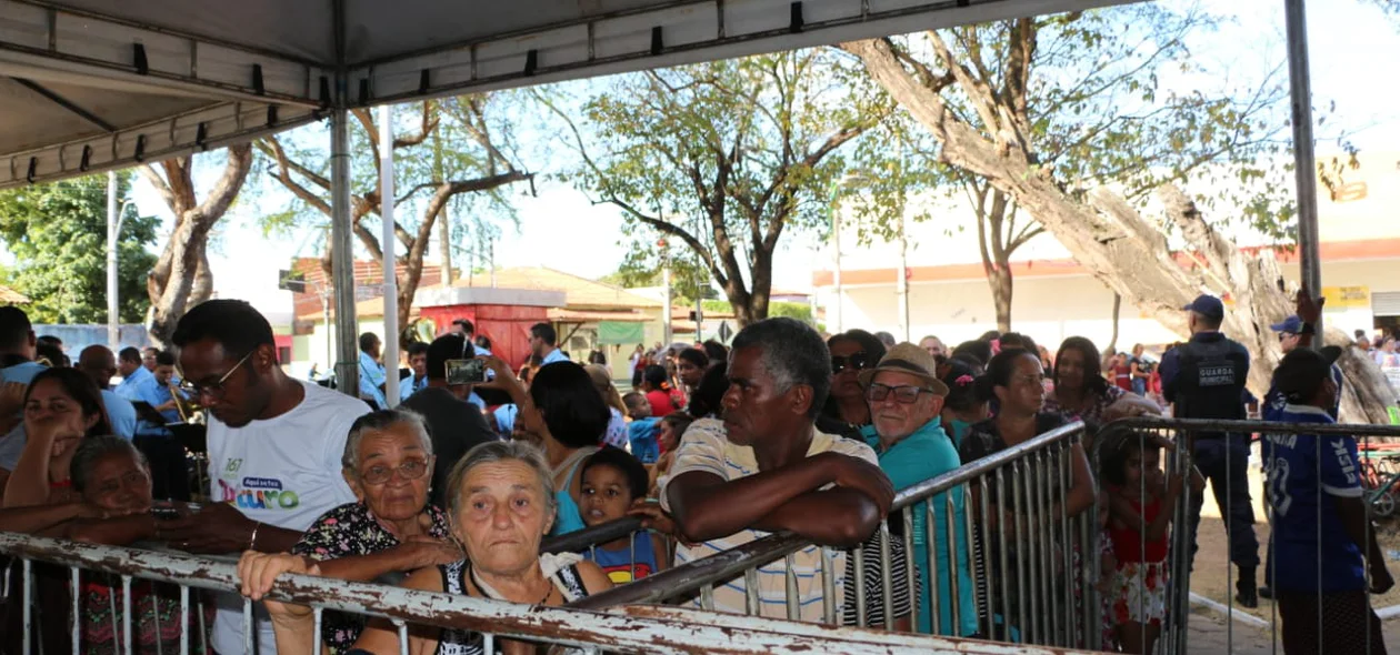 Populares aguardando o corte do bolo