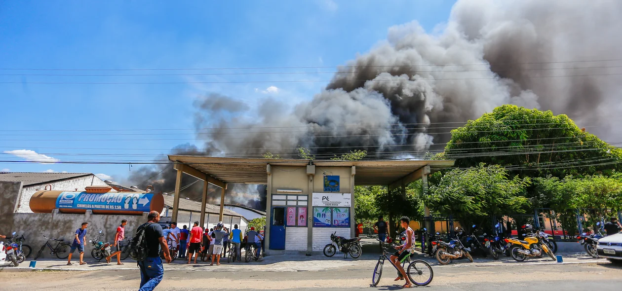 Populares do Distrito Industrial no local do incêndio