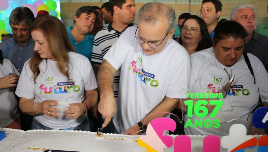 Prefeito corto o bolo de 8 metros