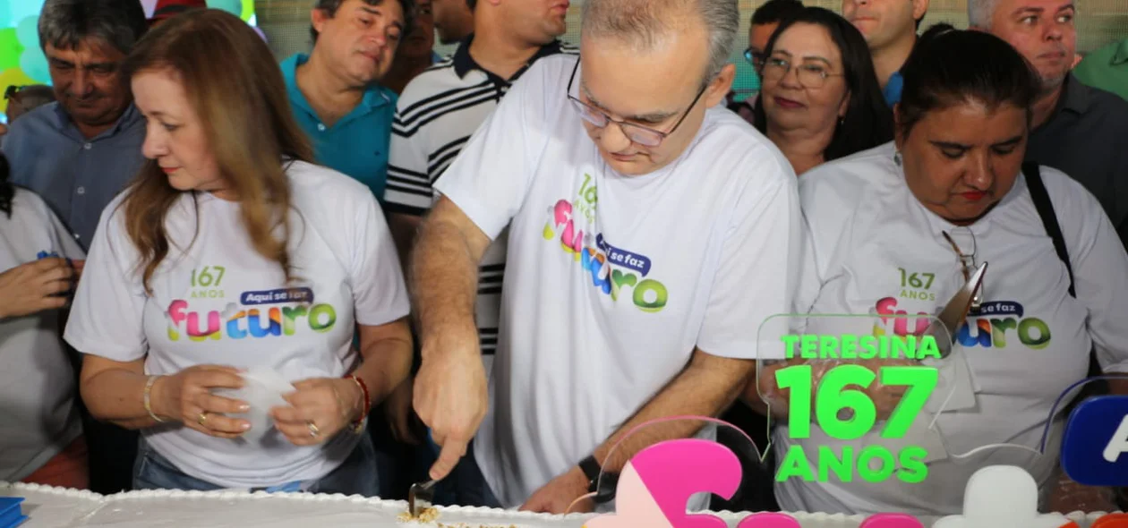 Prefeito corto o bolo de 8 metros