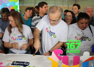 Prefeito corto o bolo de 8 metros