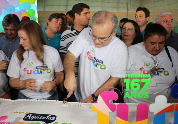 Prefeito corto o bolo de 8 metros