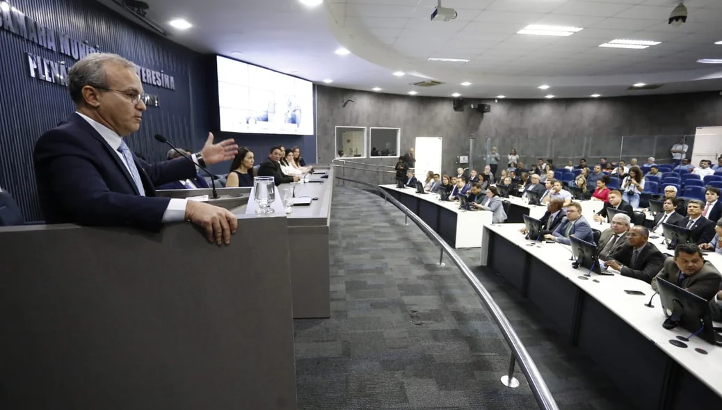 Prefeito Firmino Filho durante discurso na Câmara Municipal de Teresina