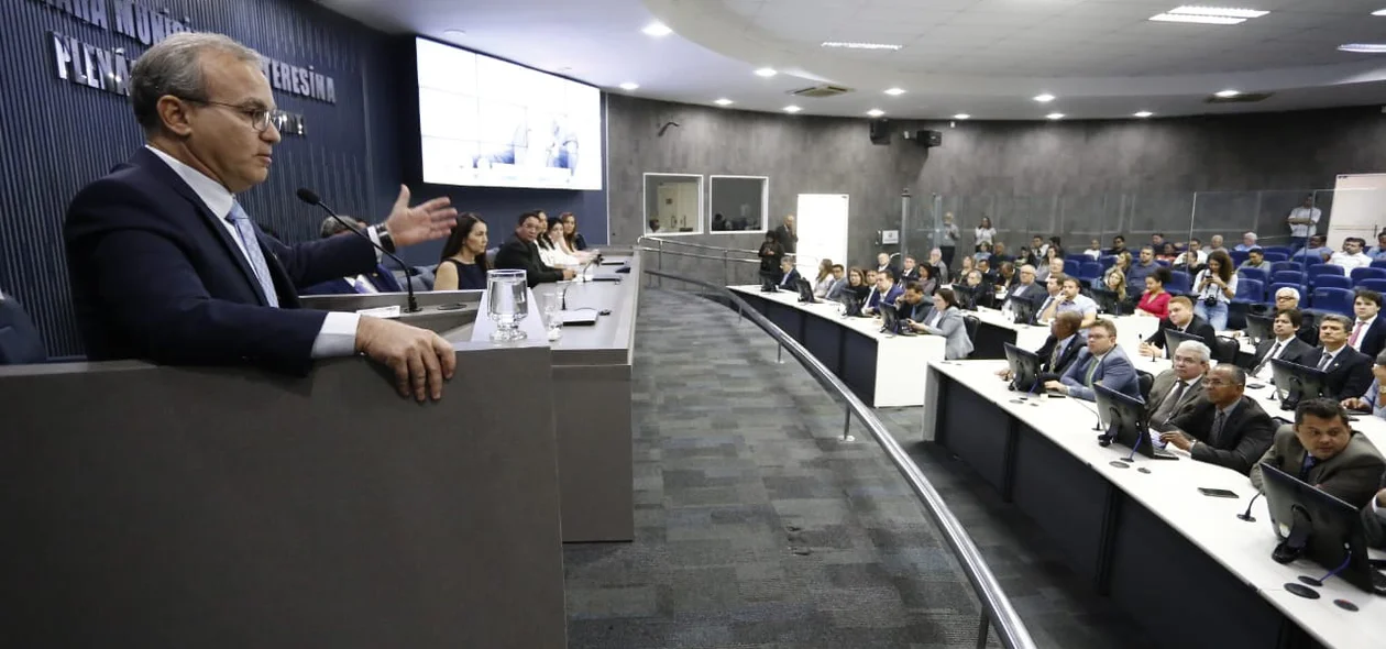 Prefeito Firmino Filho durante discurso na Câmara Municipal de Teresina