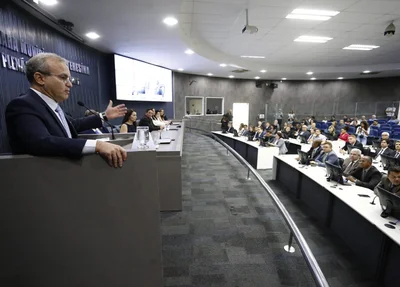 Prefeito Firmino Filho durante discurso na Câmara Municipal de Teresina