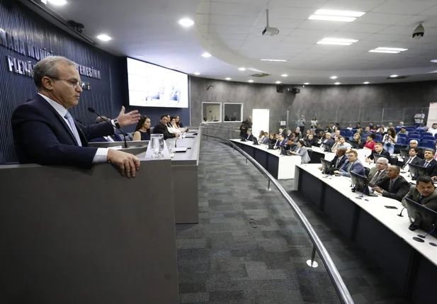 Prefeito Firmino Filho durante discurso na Câmara Municipal de Teresina