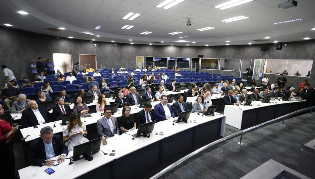Público presente durante homenagem a Teresina