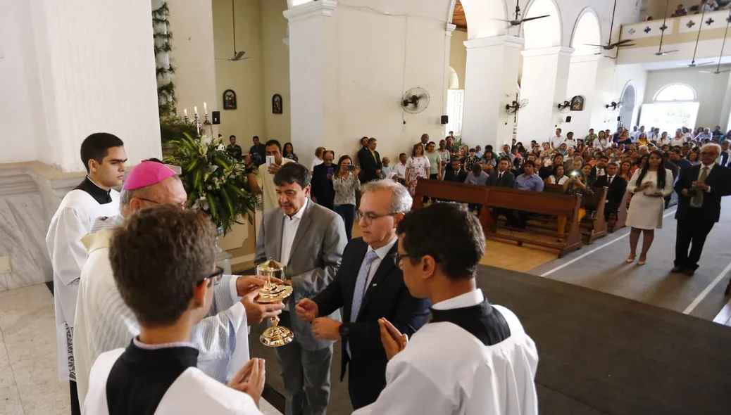Wellington Dias e Firmino Filho na missa em comemoração ao aniversário de Teresina