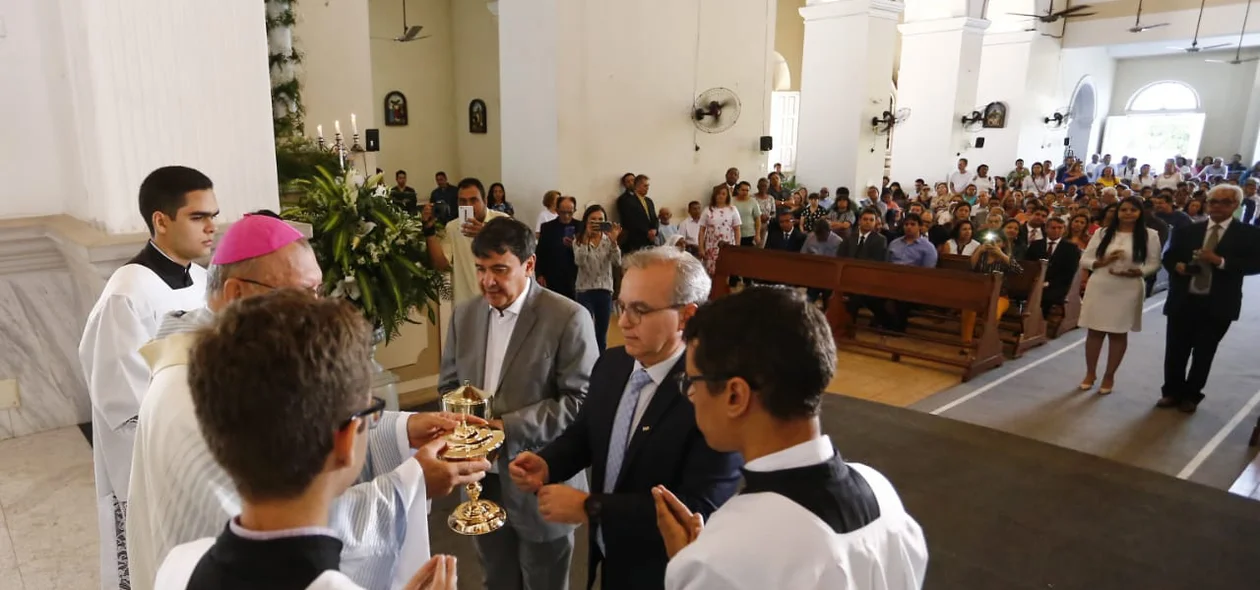 Wellington Dias e Firmino Filho na missa em comemoração ao aniversário de Teresina