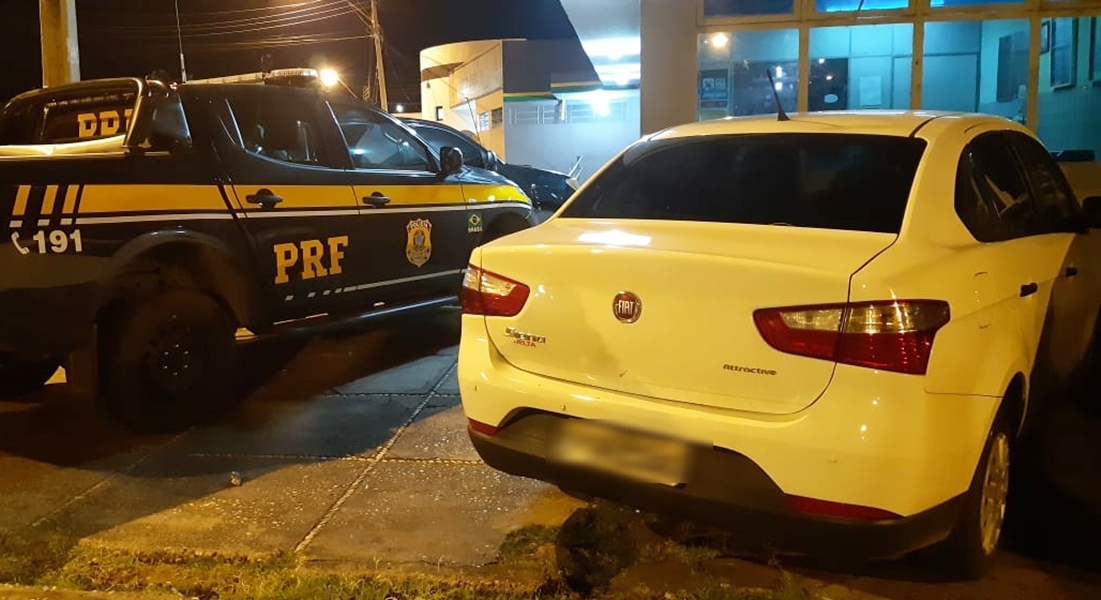 Veículo Siena Atractive foi apreendido pela PRF