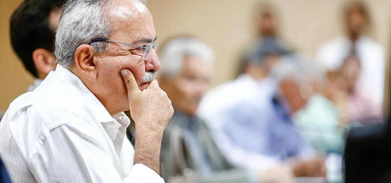 Átila Lira em reunião