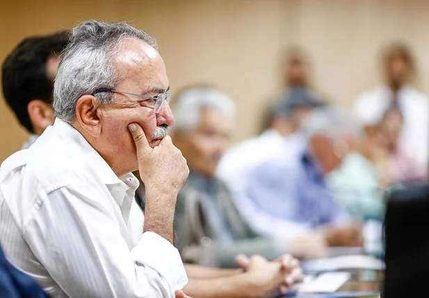 Átila Lira em reunião
