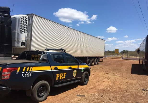 Carreta é apreendida pela PRF-PI