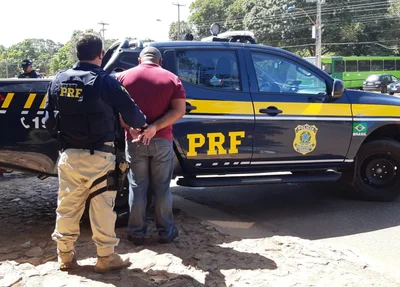 Homem é preso pela PRF com mandato de prisão em aberto 