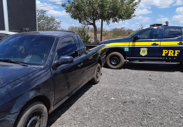 Homem é preso por conduzir veículo com documentação falsa em Picos 