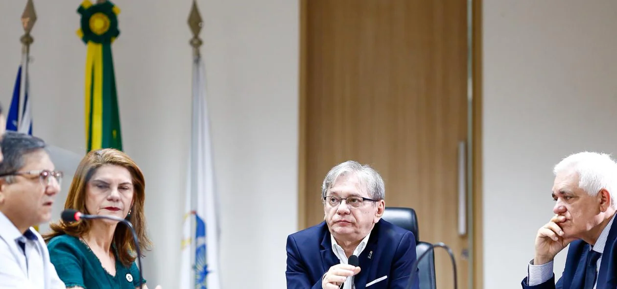 Reitor da UFPI se reúne com parlamentares