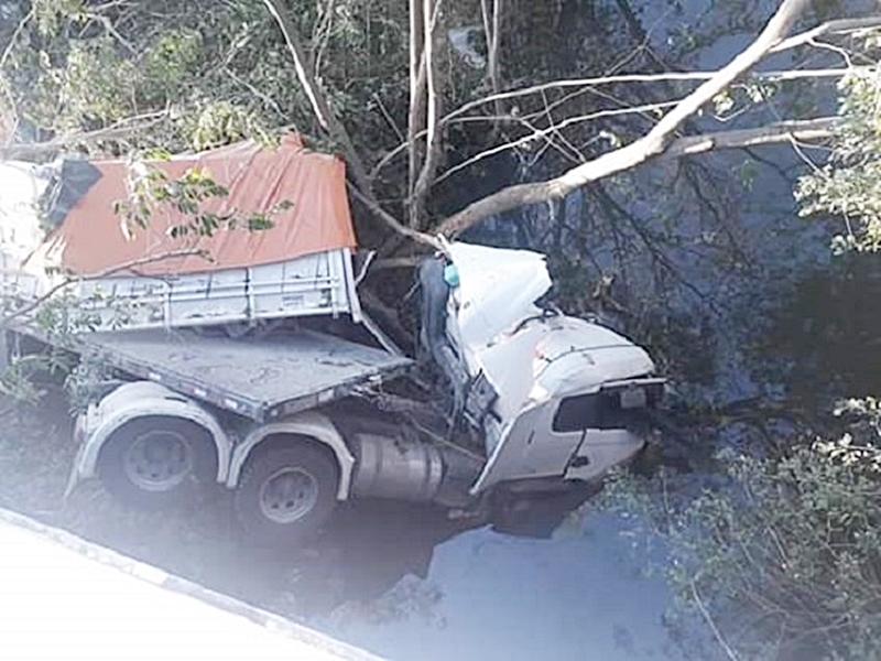 Carreta caiu no Rio Salinas