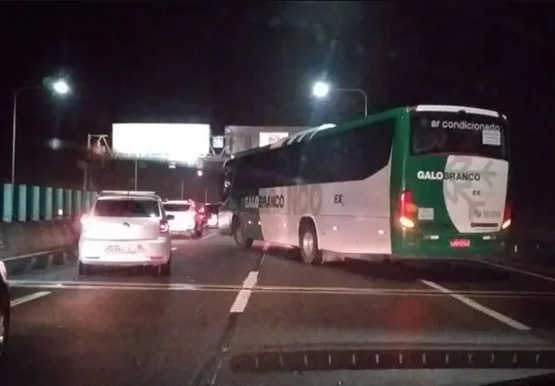 Homem faz passageiros de ônibus reféns na ponte Rio-Niterói