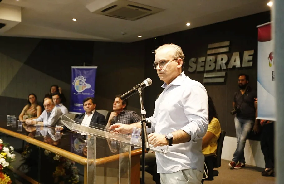 Prefeito Firmino Filho apresentando a parceria