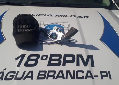 Revólver apreendido pelos policiais de Água Branca