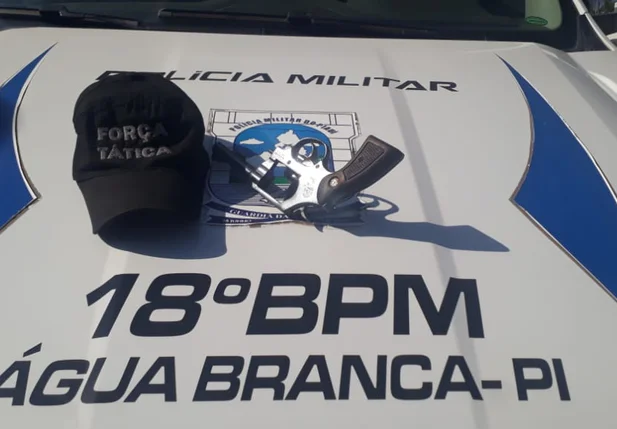 Revólver apreendido pelos policiais de Água Branca
