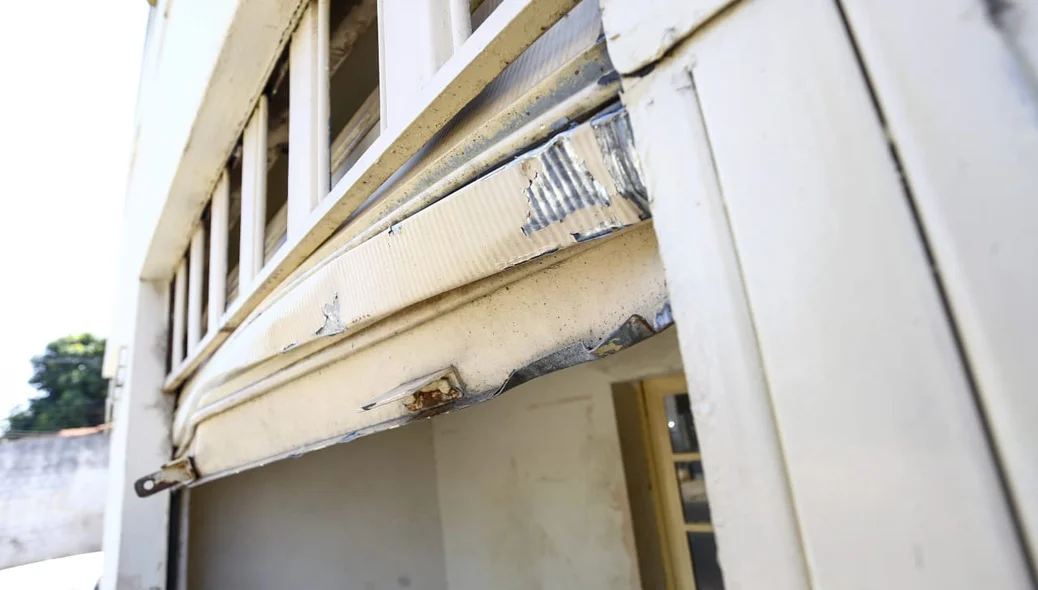 Criminosos danificam porta dos Correios do Parque Itararé