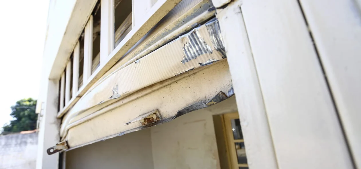 Criminosos danificam porta dos Correios do Parque Itararé