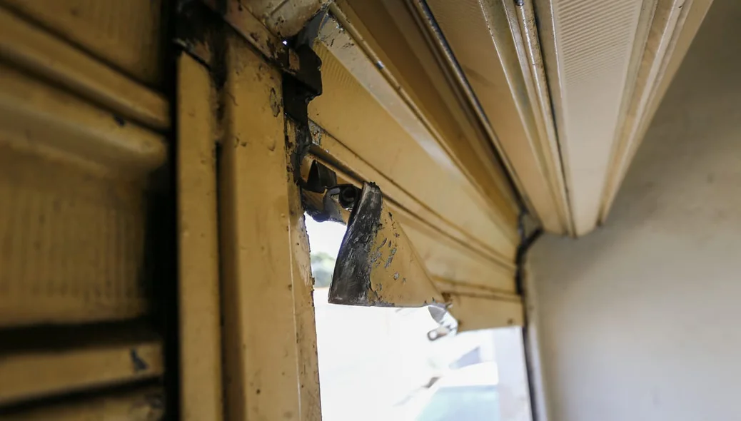 Criminosos danificaram a porta do estabelecimento