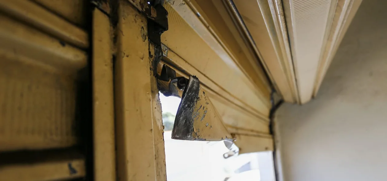 Criminosos danificaram a porta do estabelecimento
