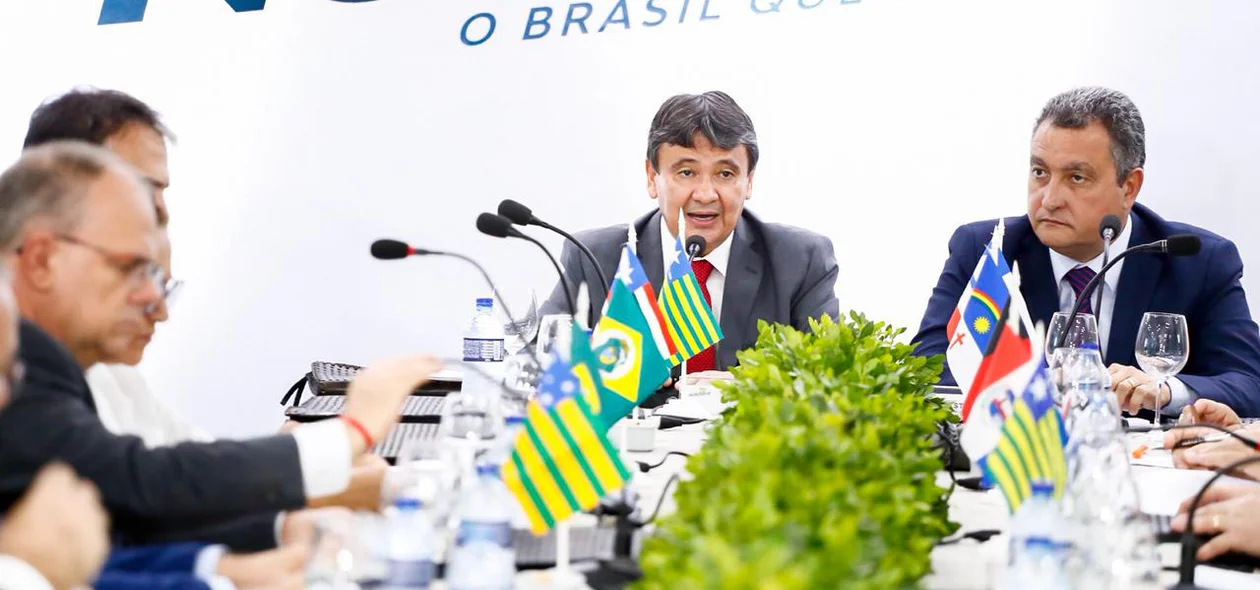 Wellington Dias ao lado do governador Rui Costa