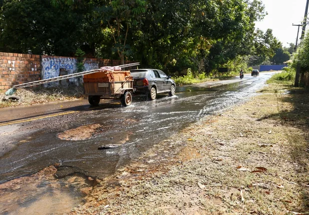 Vazamento de água na Avenida Oscar Filho prejudica moradores