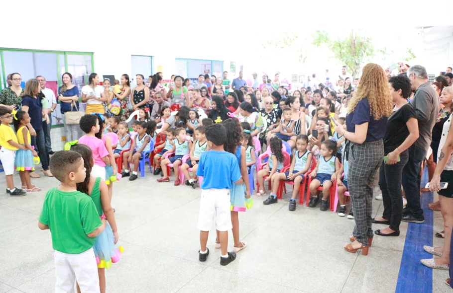 Na inauguração alunos da escola realizaram uma apresentação