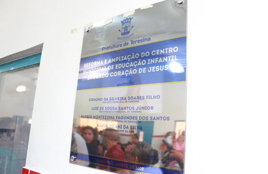 Placa de inauguração da reforma da unidade escolar