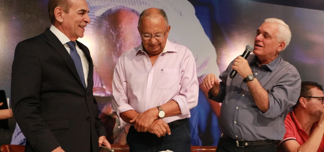 Themístocles durante seu pronunciamento