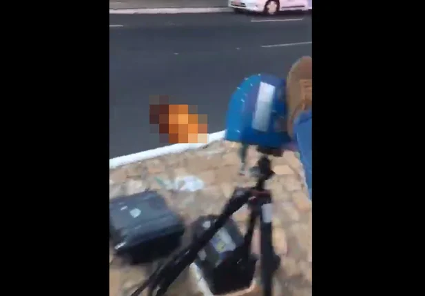 Motociclista gravou o momento em que chutou o radar da Strans