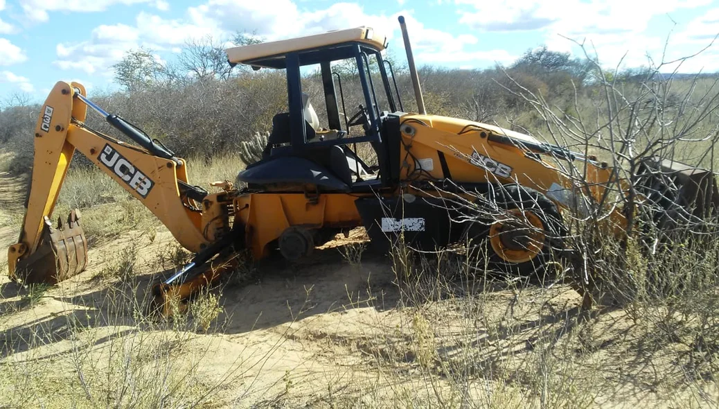 De acordo com a denúncia as retroescavadeiras foram abandonadas na zona rural