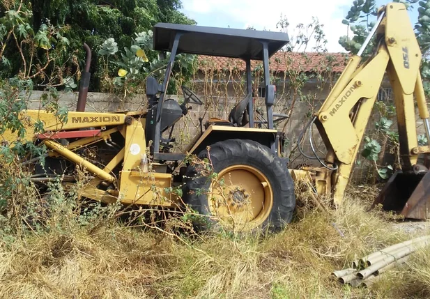 Retroescavadeiras quebradas há 2 anos em Dom Inocêncio